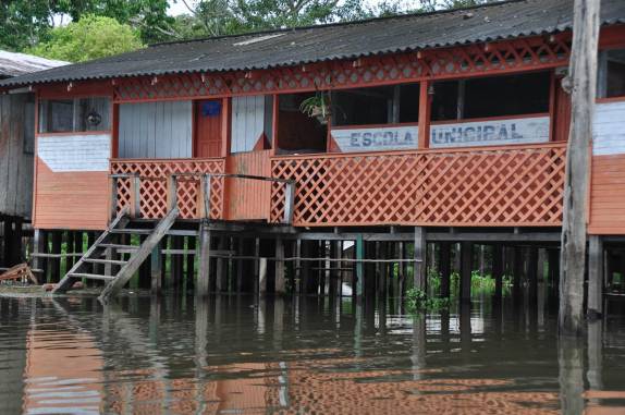 Escola de uma das comunidades ribeirinhas na Reserva do Mamirauá, região de Tefé, no Amazonas